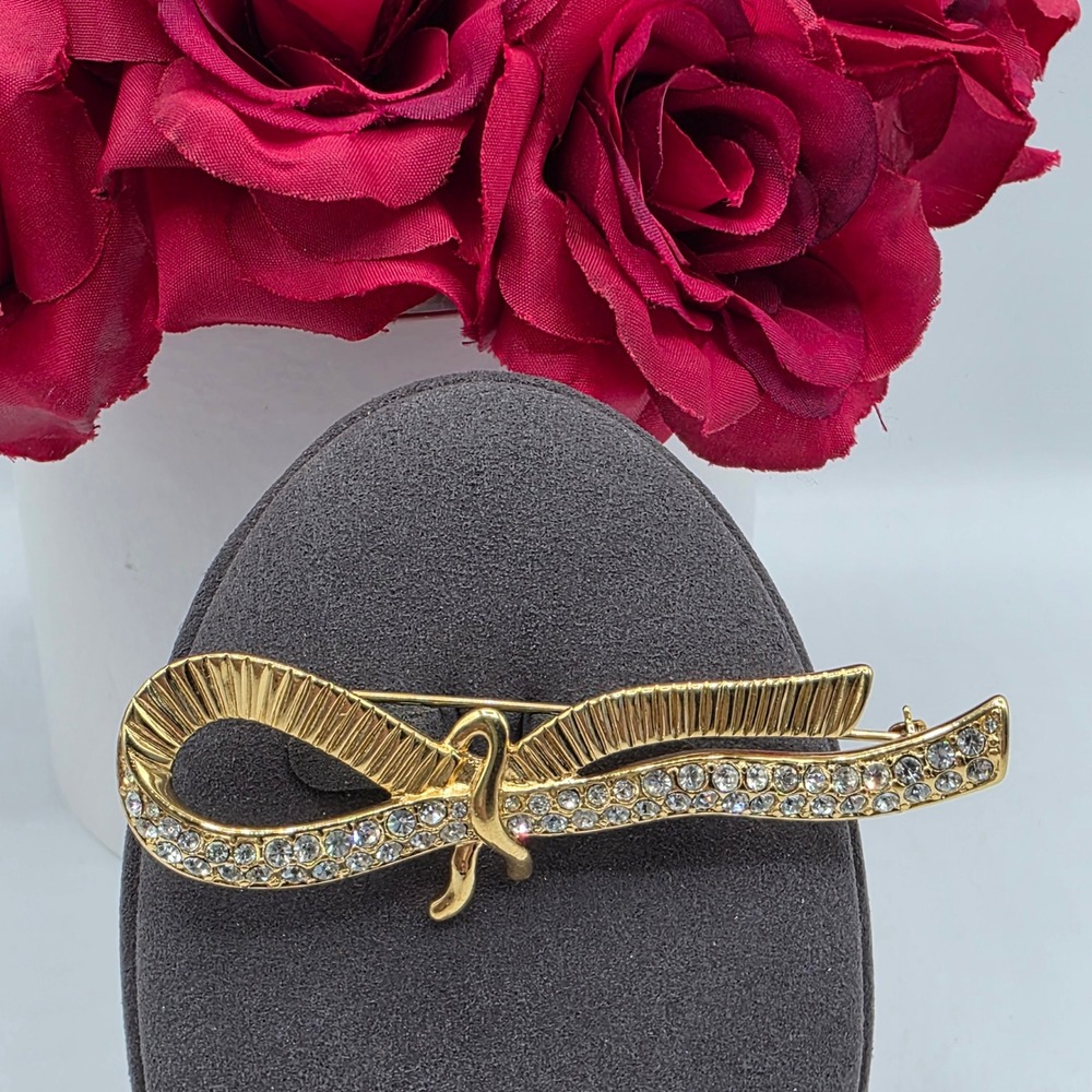 Monet Vintageβ Gold Tone Rhinestone Ribbon Bow Brooch Pin Textured Elegant